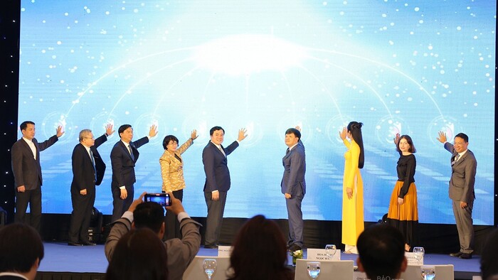 Các đại biểu thực hiện nghi thức Lễ phát động hưởng ứng Ngày Quyền của người tiêu dùng Việt Nam năm 2024